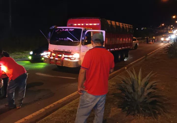 El tráfico vehicular se congestionó debido a las laboras de auxilio en la vía. Foto: Melquiades Vásquez 