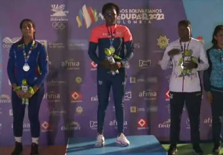 La panameña Atheyna Bylon recibe su medalla de oro en los Juegos Bolivarianos 2022. Foto:COP