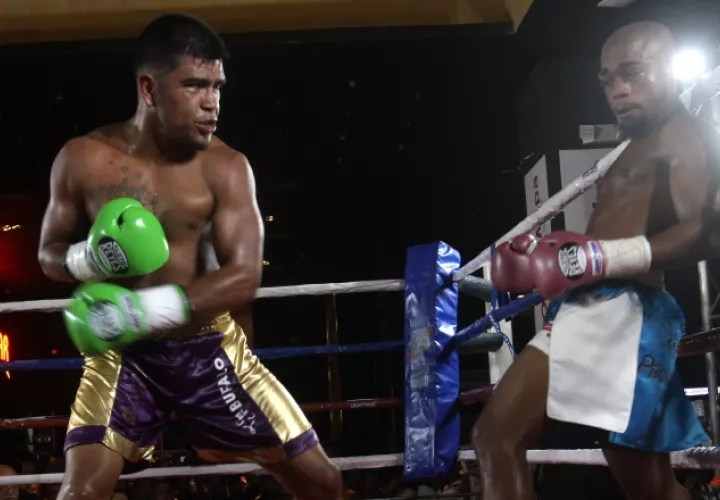 'Búfalo' Sánchez conecta a Ernesto Marín durante el combate. Foto: Víctor Arosemena    
