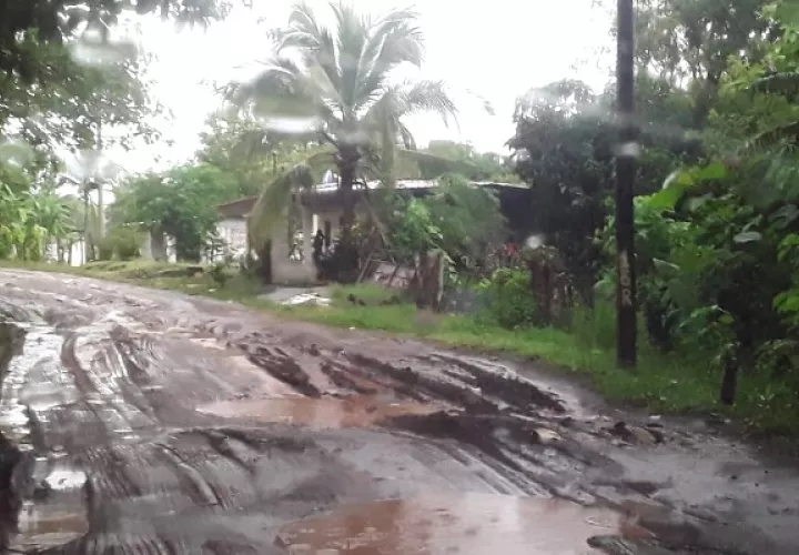 Los residentes llevan varias décadas de lucha pidiendo se les construya una carretera de asfalto. Foto / Melquiades Vásquez A.