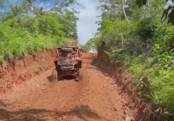 Se trata de varios kilómetros en diferentes comunidades recorridos por gran cantidad de usuarios de motos de cuatro ruedas y vehículos similares, incluso de otras provincias del país. Foto. Thays Domínguez