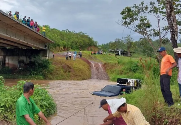 Pobladores lograron sacar el vehículo de transporte de la quebrada. Foto: Eric A. Montenegro