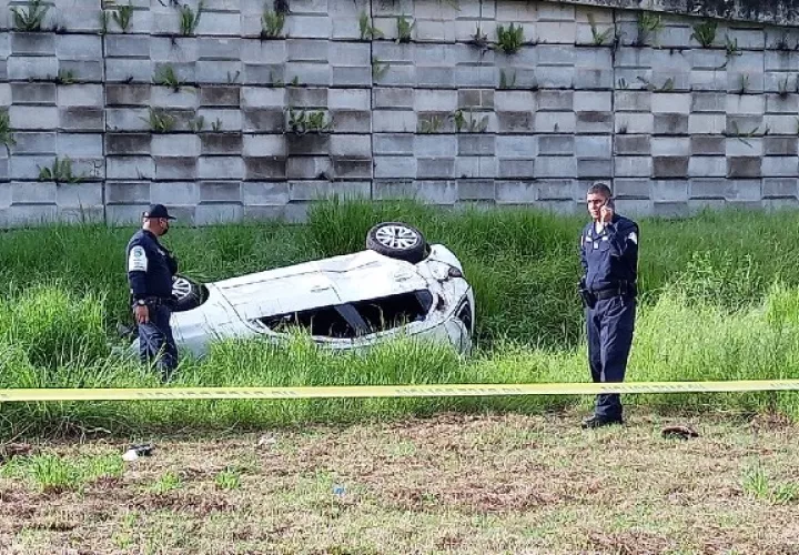 En su intento de huir de policías, el chófer del auto colisiona con otro vehículo y se vuelca. Foto: Eric A. Montenegro