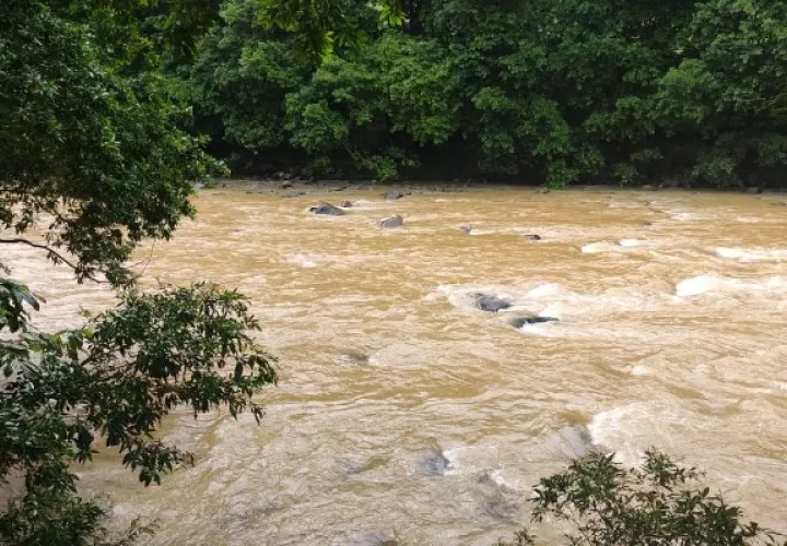 El Sinaproc lleva a cabo un monitoreo de diferentes afluentes en la provincia que presentan aumento de los caudales producto de las lluvias registradas en las últimas horas. Foto. Sinaproc