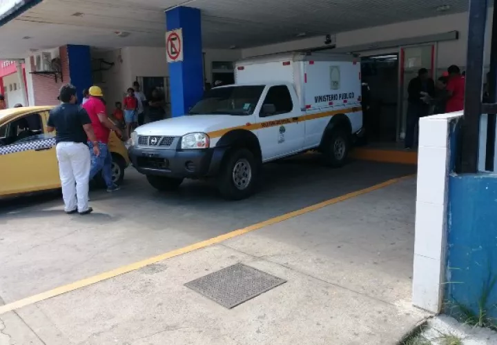 Personal de la Oficina de Atención Primaria del Ministerio Público (MP) se presentaron a la policlínica para realizar el levantamiento del cadáver y ordenar su traslado a la morgue judicial de Panamá Oeste. Foto. Eric Montenegro