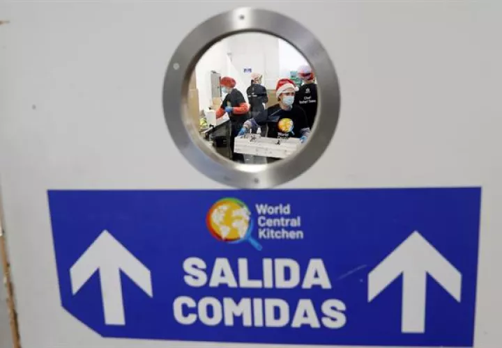 Voluntarios y trabajadores de la ONG del chef español José Andrés, World Central Kitchen (WCK)