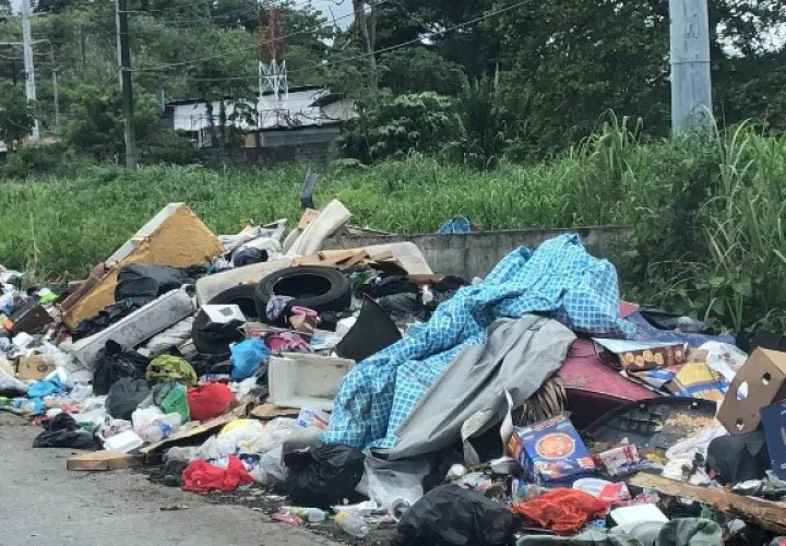 La basura es depósitada en cualquier parte en la provincia de Colón. Foto. Diomedes Sánchez