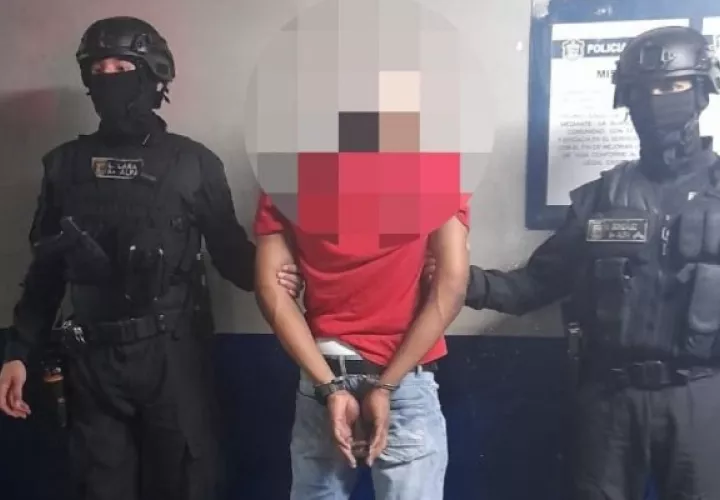 Se llevaron a cabo varios operativos policiales, logrando la captura de un hombre de 22 años de edad, que según la policía tenía un arma. Foto. Policía Nacional