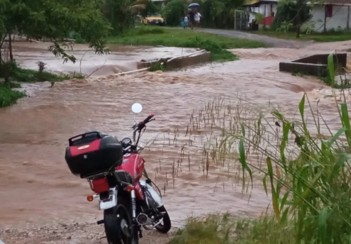 Los ríos y quebradas del área quedaron a su máxima capacidad, por la cantidad de agua que cayó en todo el corregimiento de las afueras de la ciudad de Colón. Foto. Diomedes ánchez