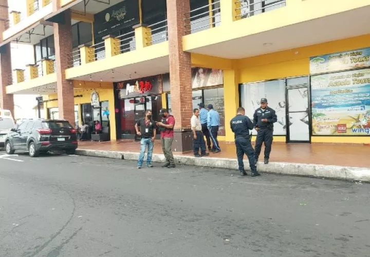 Las autoridades revisan los cámaras de vigilancia para dar con los otros delincuentes. Foto. Diomedes Sánchez