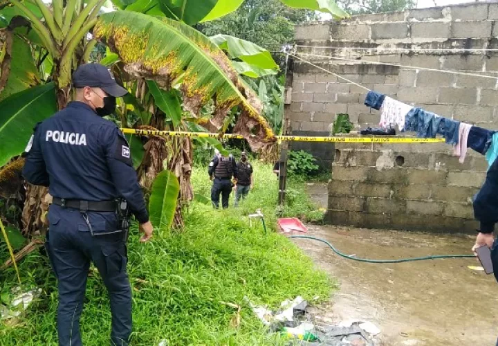 La casa quedó cerrada con cinta amarilla para levantar las evidencias en el área. Foto / Diómedes Sánchez.
