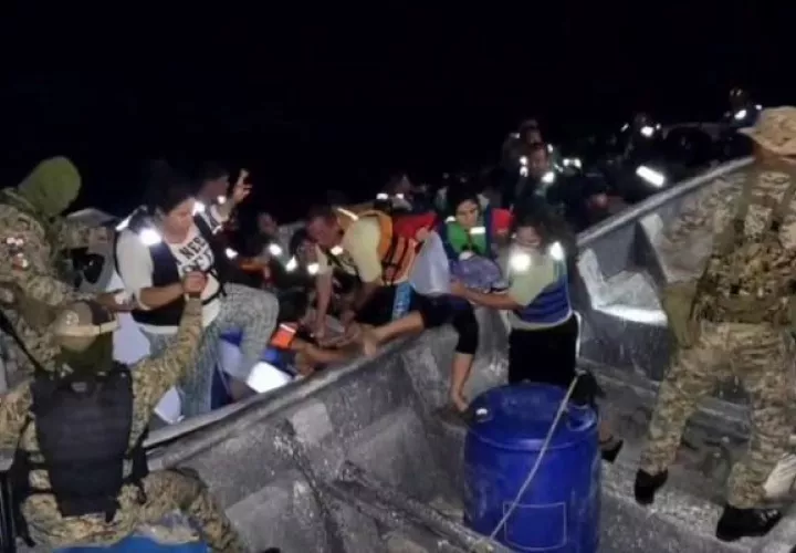 Unidades de la Segunda Brigada del Caribe aprehenden a dos colombianos que viajaban en una embarcación, en la cual eran trasladados 40 migrantes. Foto. Senafront
