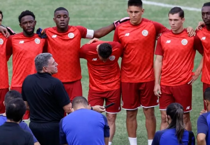 Luis Fernando Suárez habla con los jugadores de Costa Rica. Foto: EFE