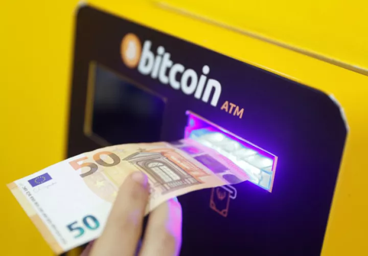 El 90 % de los bancos centrales del mundo trabajan en estos momentos en el diseño de divisas digitales. Foto: EFE