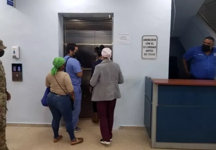 La administración del hospital exhorta a los ciudadanos a cuidar estos nuevos elevadores. Foto / Diómedes Sánchez.