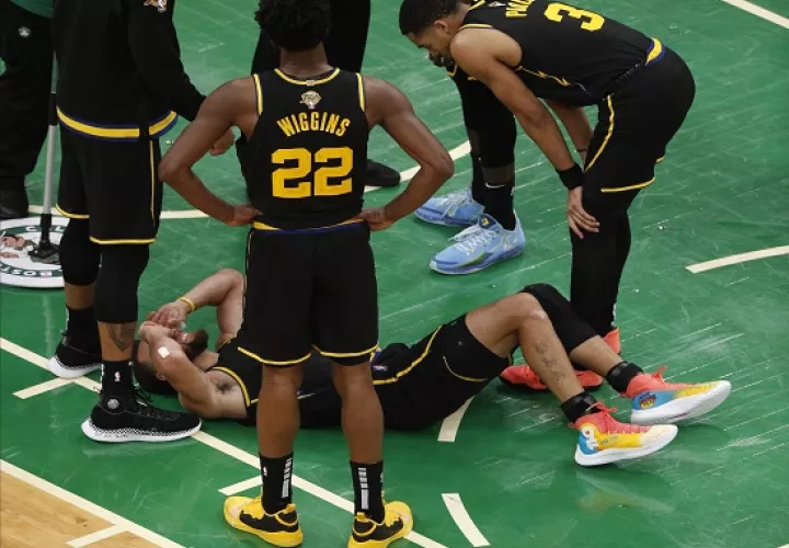 Stephen Curry de los Warriors, muestra dolor por la lesión. Foto: EFE