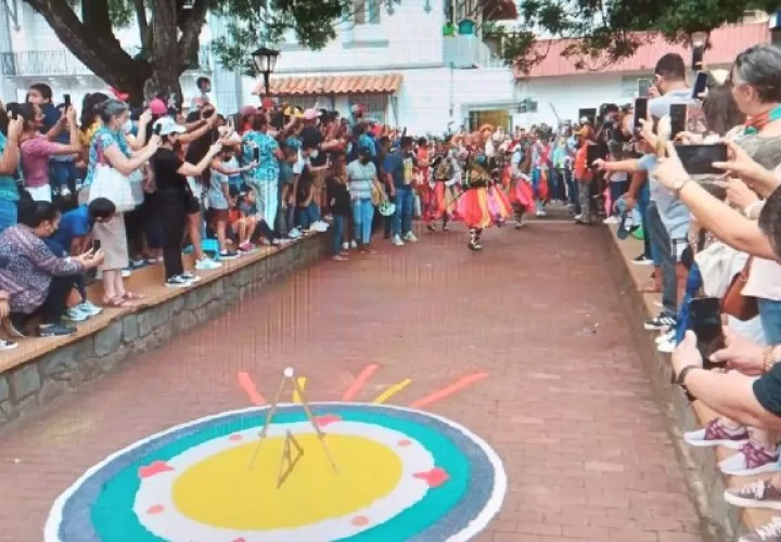 En el parque Simón Bolívar de La Villa de Los Santos, las personas apreciaban el ritual. Foto: Thays Domínguez