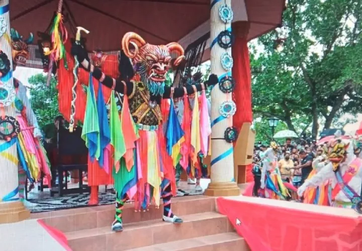 El Cuarteo del Sol comenzó con la salida del personaje de la diabla. Foto: Thays Domínguez