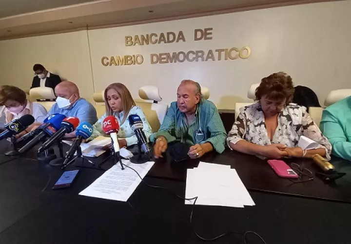 Diputados indicaron que lucharán hasta lo últimos por sus Derechos. Víctor Arosemena.