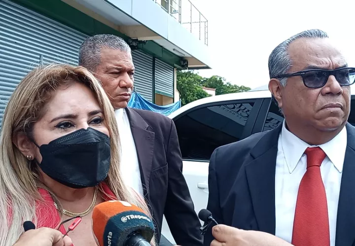 La edil Nélida Núñez asistió a la sede del TE junto a su abogado Silvio Guerra. Foto: Eric A. Montenegro