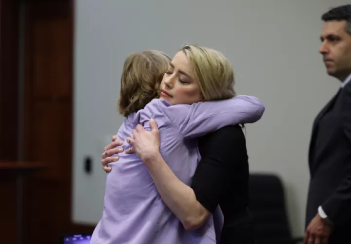 Elaine Bredehoft y Amber Heard tras la lectura del veredicto. Foto: EFE / Evelyn Hockstein / Pool