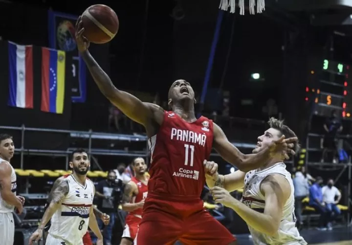 Ernesto Mauro Oglivie  de Panamá en e partido contra Paraguay. Foto: Fiba