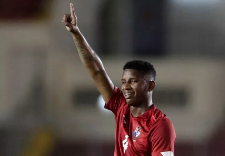 Fidel Escobar festeja su gol contra Martinica.