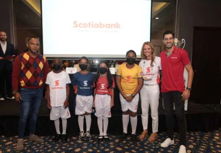 Niños y organizadores del torneo futbolístico. Foto:Cortesía
