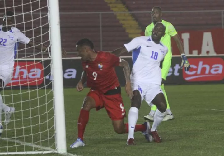 Gabriel Torres de Panamá (9) anota su gol contra Martinica en el primer juego realizado en el estadio Rommel Fernández. Foto: Víctor Arosemena