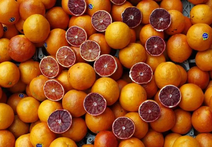 Naranjas en un puesto ambulante en los alrededores del bazar Tajrish en Teherán, Irán. 