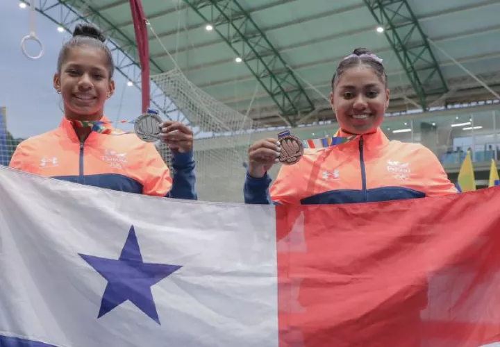 Karla Navas y Hillary Heron muestran sus medallas. Foto: COP
