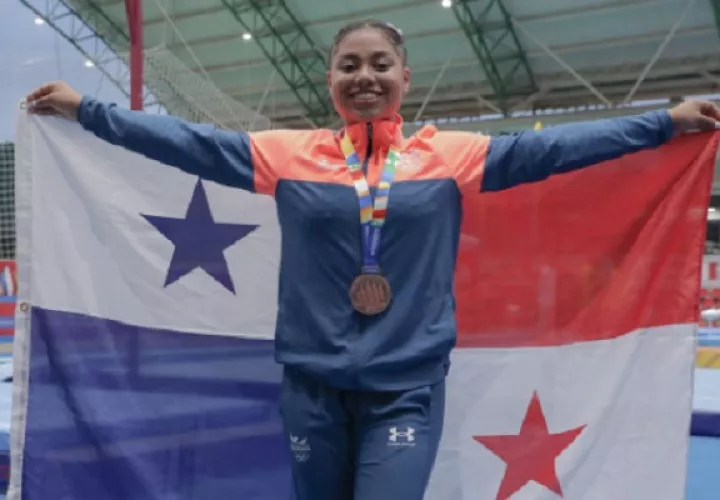 Hillary Heron con una de las medallas ganadas en los Juegos Bolivarianos. Foto: COP