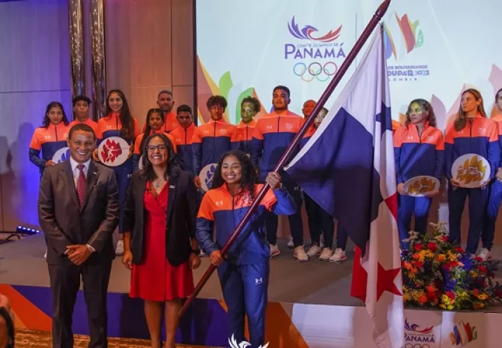 Hillary Heron de gimnasia, abanderada, a la izquierda Héctor Brands de Pandeportes y Damaris Young presidenta del COP.  Foto:COP