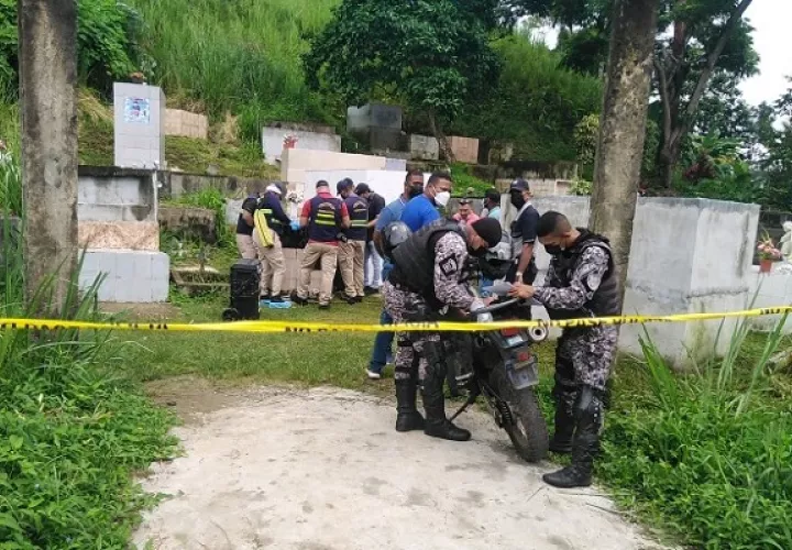 Se conoció de forma extraoficial que el occiso presentaba un tiro en la cabeza. Foto: Diomedes Sánchez S. 