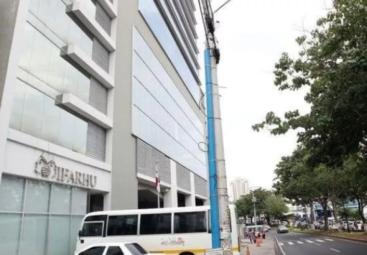 La institución debe publicar cada tres meses los nombres de los estudiantes de créditos y becas. Foto: Archivo