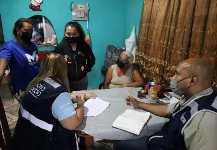 Autoridades visitaron a los familiares de la víctima. Foto: Defensoría del Pueblo