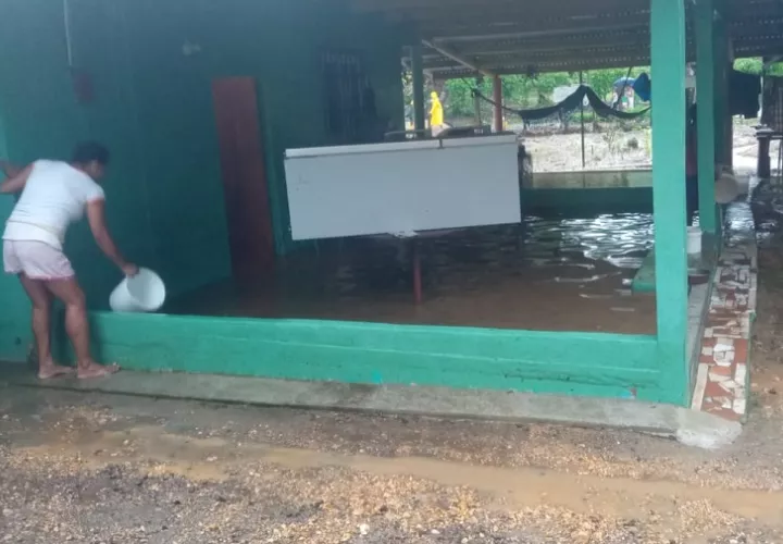 El agua ha entradoa las viviendas de las personas, afectando sus enseres domésticos. Foto: Diomedes Sánchez 