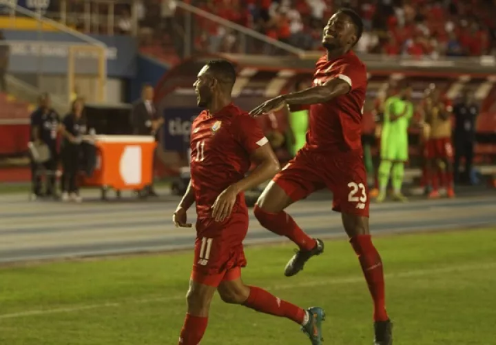 Ismael Díaz festeja su gol, atrás Michael Amir Murillo. Foto: Víctor Arosemena