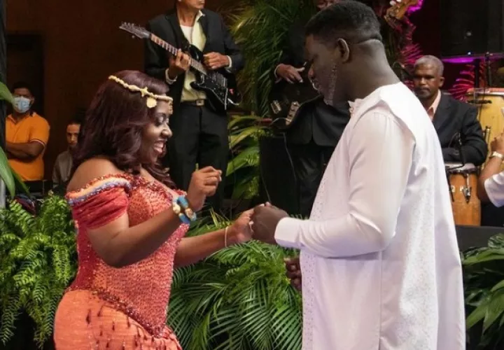 Kayra Harding y el príncipe de Ghana, Anthony Bart-Appiah. Foto: Instagram/kayra_harding