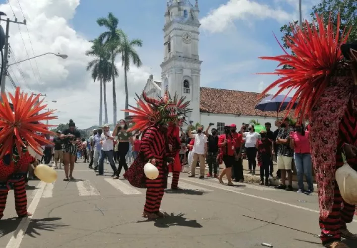 Los diablos sucios salen de cada esquina del parque portando un montante o volador, y posteriormente recorren las principales calles. Foto. Thays Domínguez