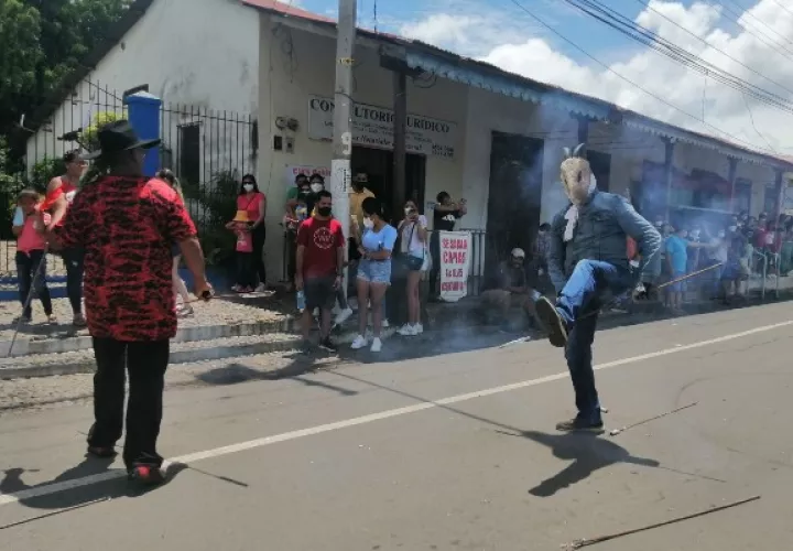 Una gran cantidad de visitantes, para participar en la llamada danza del 'Diablo Encuetao', acto que se hace en la víspera de La Santísima Trinidad. Foto. Thays Domínguez