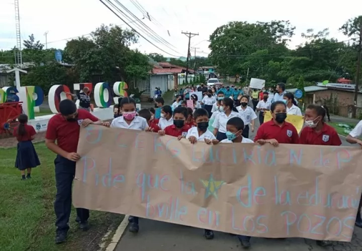 Tras reunirse en las afueras del plantel, los manifestantes caminaron por las calles de la comunidad y cerraron brevemente la entrada del lugar, cerca del parador fotográfico de Los Pozos. Foto. Thays Domínguez