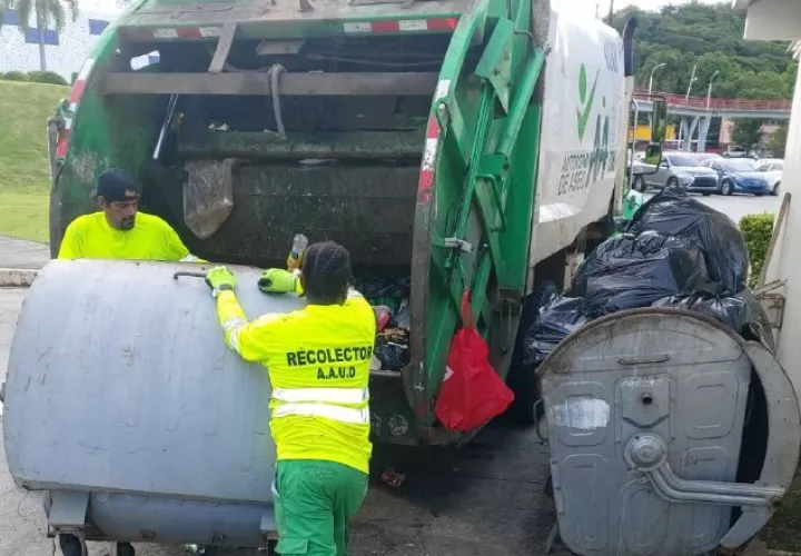 Las calles están inundadas de basura, evidenciando la grave crisis que se vive a lo largo del  distrito capital. Foto: AAUD
