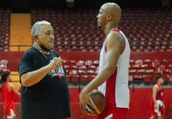 Flor Mélendez coach de Panamá  habla de Ernesto Oglivie. Foto: Fepafut