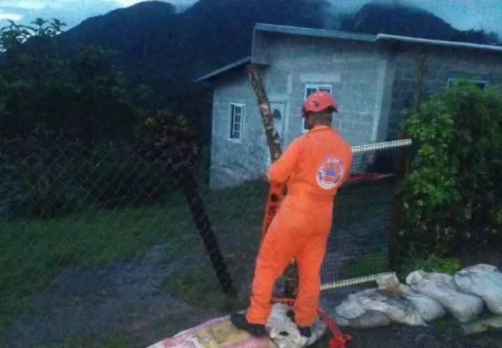 Según funcionarios del MOP  el puente colgante construido años atrás a un costo de $120 mil resultó seriamente dañado. Foto. Sinaproc