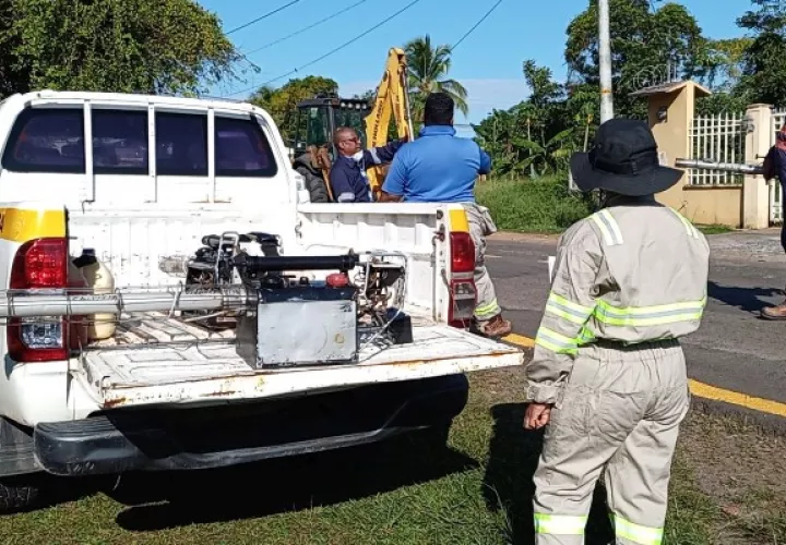 El último de los operativos para la eliminación de criaderos y descarte de inservibles se efectuó en la comunidad de La Industrial, corregimiento de Barrio Colón. Foto. Eric Montenegro