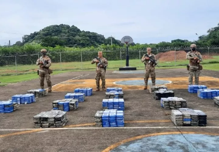 En lo que va del año, el Servicio Nacional Aeronaval ha ejecutado un total de 57 operaciones, logrando el decomiso total de 47,596 paquetes de sustancias ilícitas. Foto. Senan