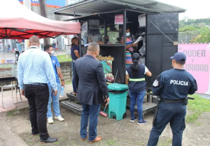 Las autoridades revisaron la situación de los comercios en el sector. Foto. Eric Montenegro