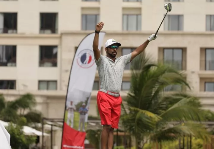 Omar Tejeira, celebra tras una buena salida en el campo de Santa María. Cortesía/Apagolf