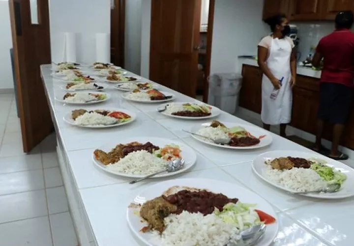 Por lo general la comida a la que se le da preferencia, cuando no hay dinero, es el almuerzo. Foto: Meduca